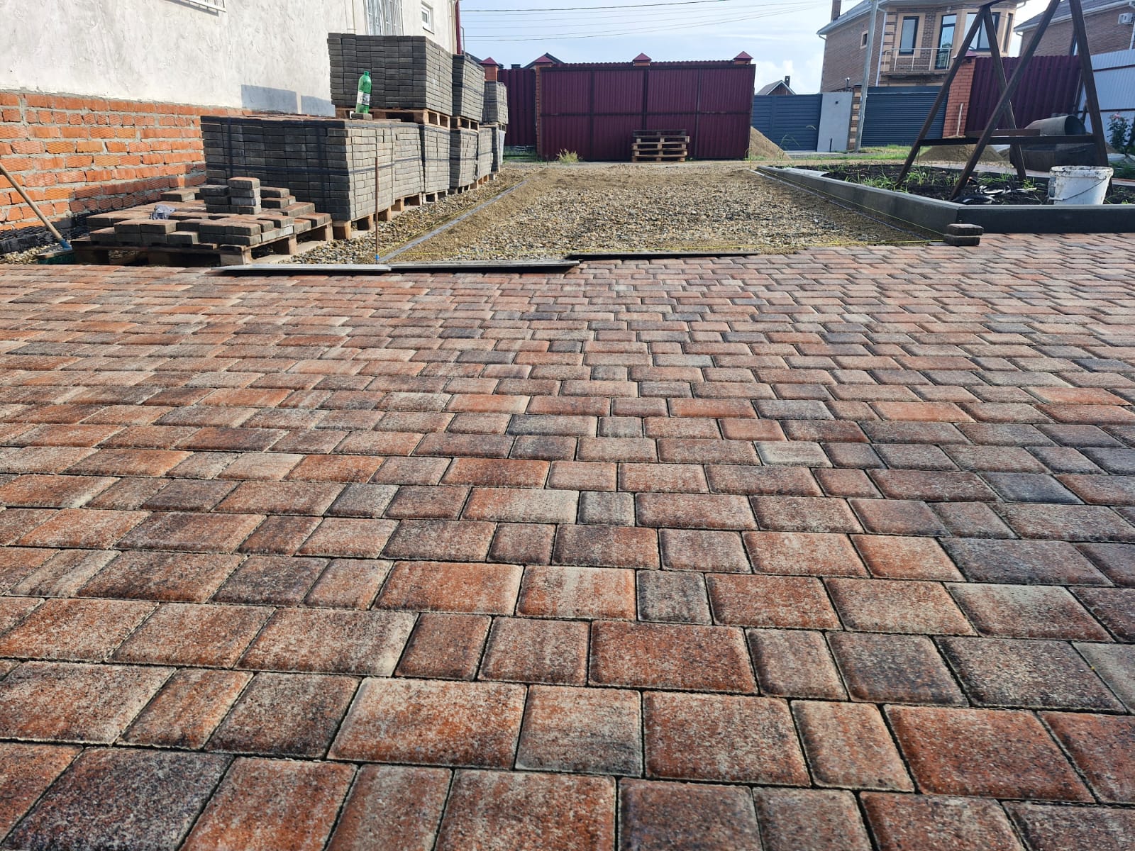 Укладка тротуарной плитки в Краснодаре. Работы по договору. Гарантия.